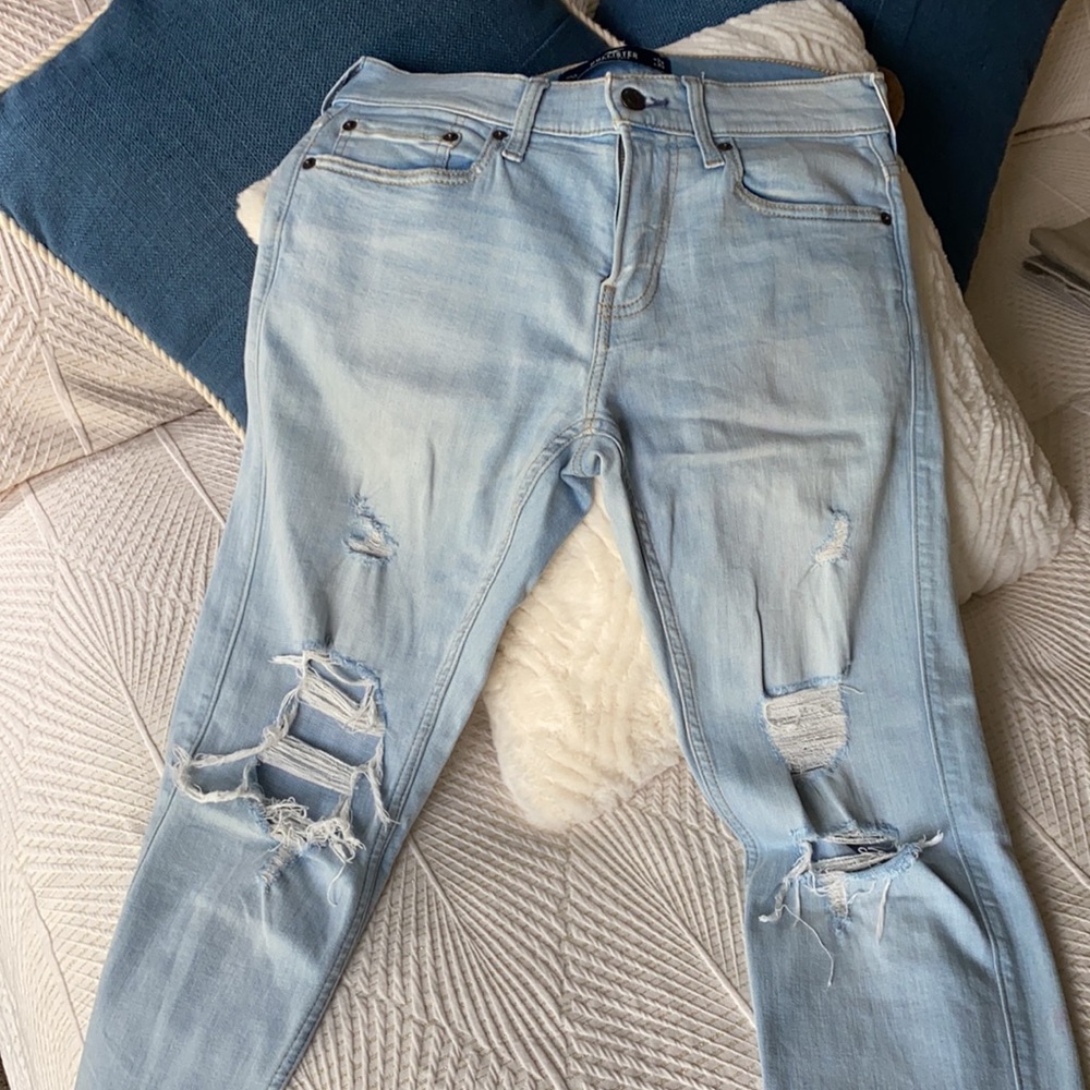 Hollister distressed jean